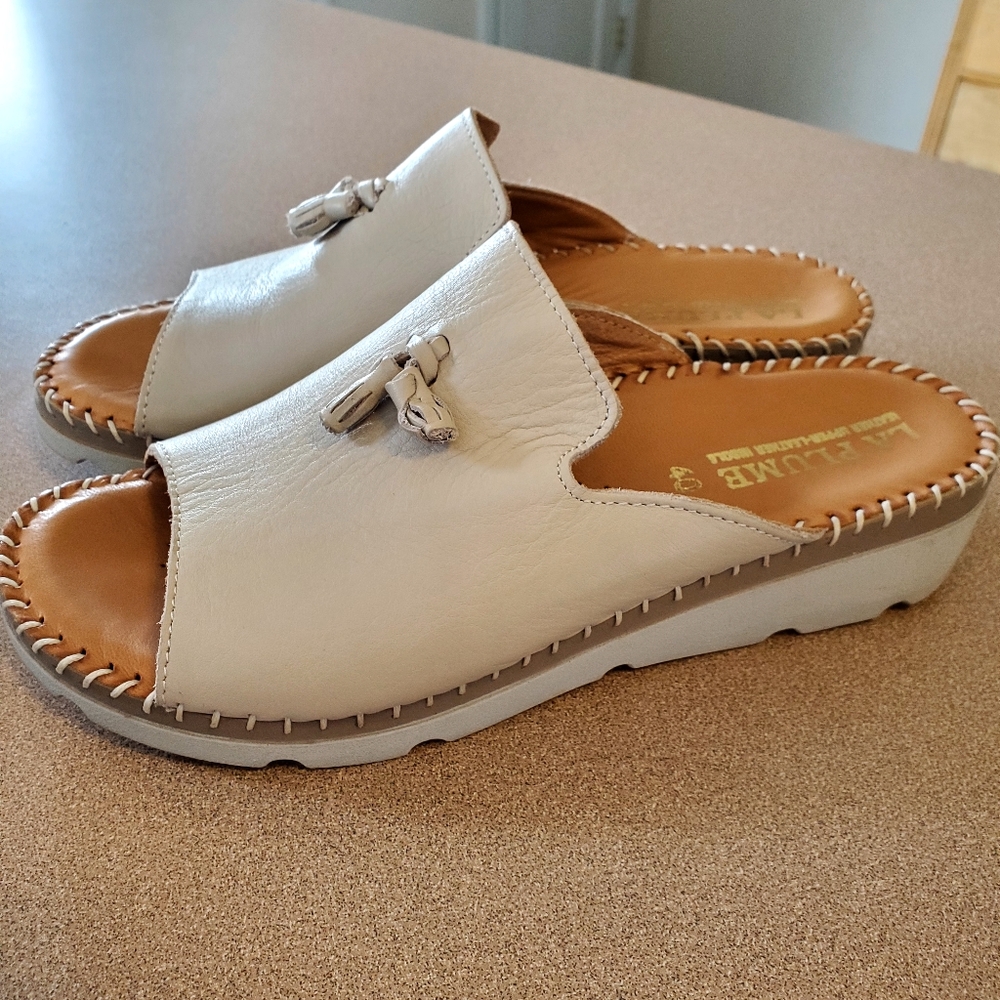 Women's La Plume Cream premium leather Slide Sandals. Lightly worn.